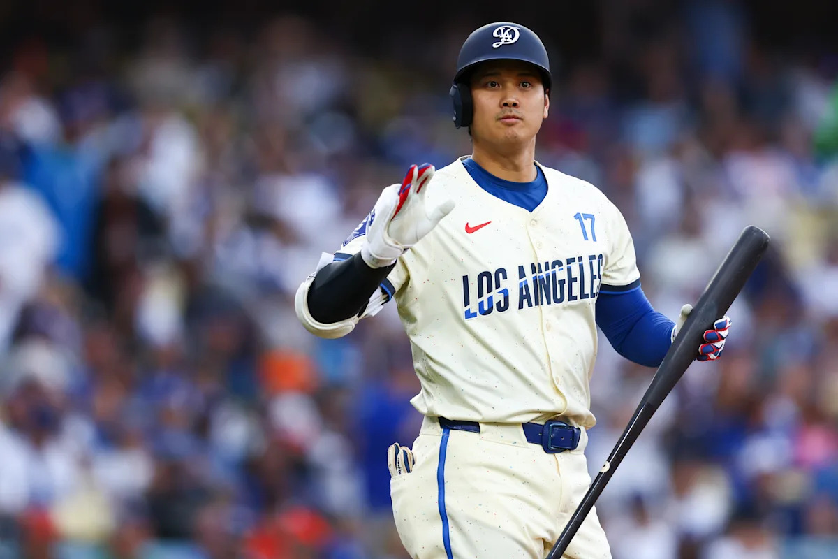 Shohei Ohtani hits 2 HR, Clayton Kershaw pitches 7 scoreless innings as Dodgers regain 1st place over Giants